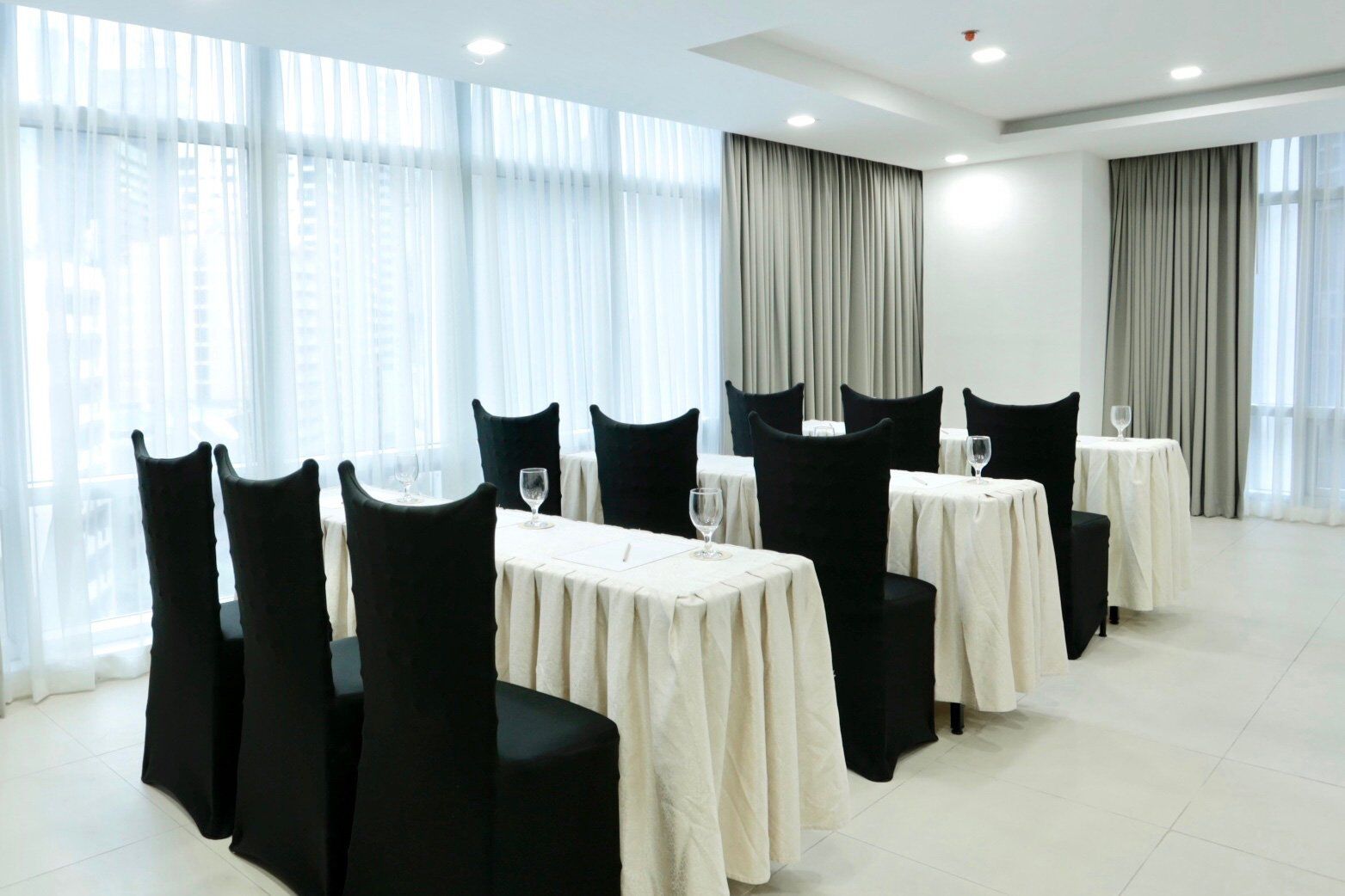 The Sphere Serviced Residences Managed By Hii Makati City Esterno foto